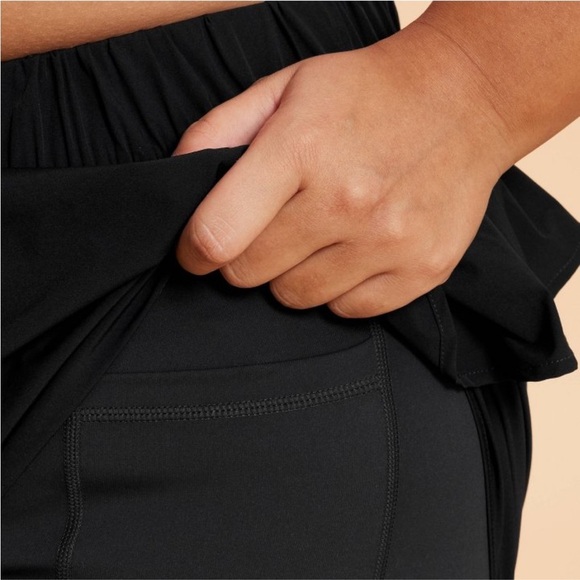 Blogilates Women's Ruffle Woven Mid-Rise Shorts 4" - Black 1X - Picture 4 of 5